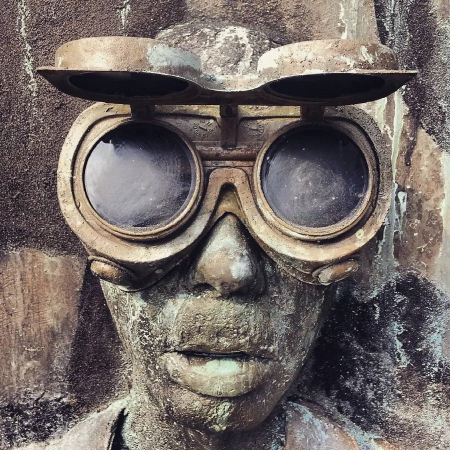Dettaglio industriale: scultura con occhiali da lavoro