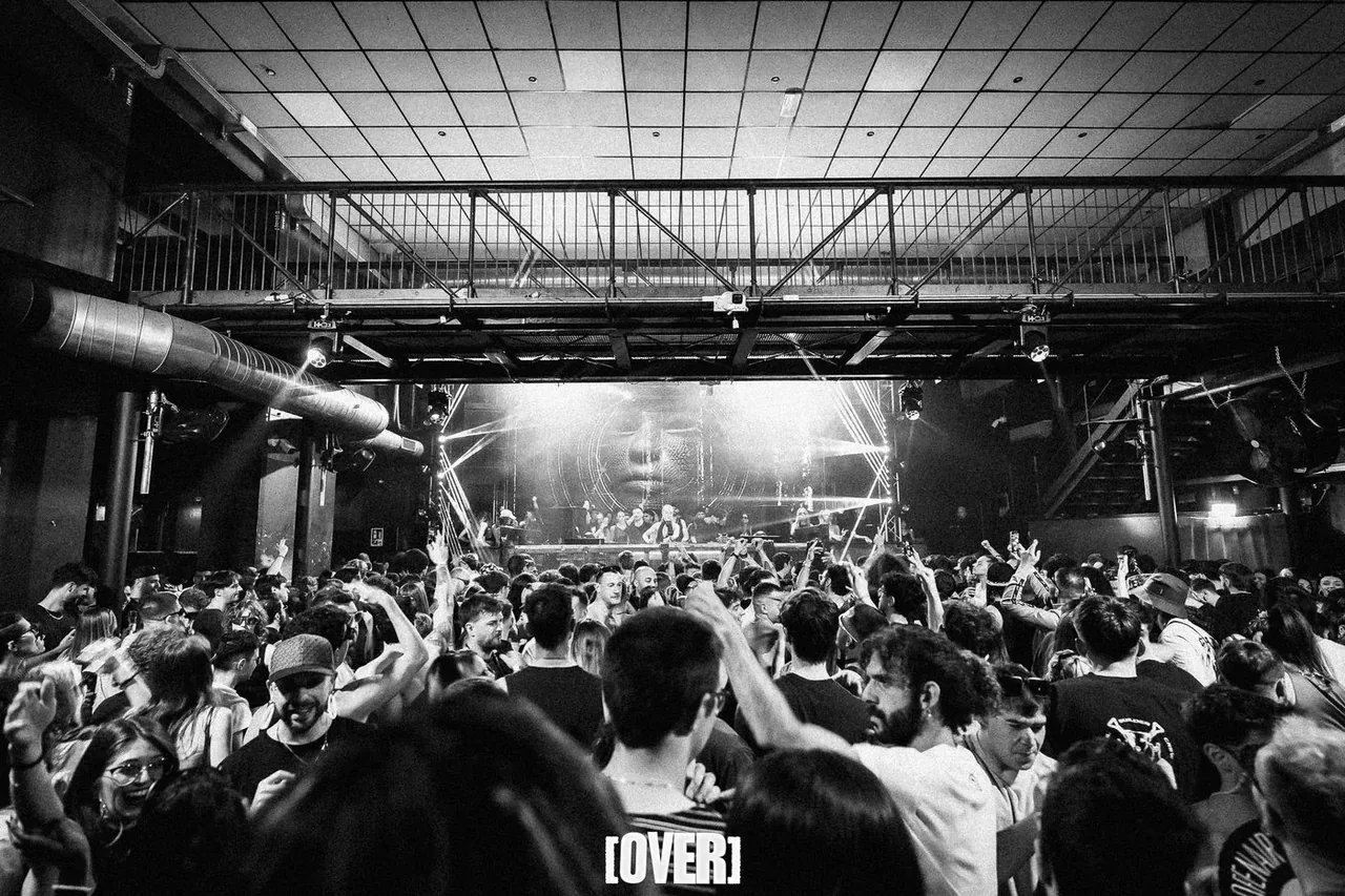 Pubblico in pista durante una serata all'Audiodrome Alive Club