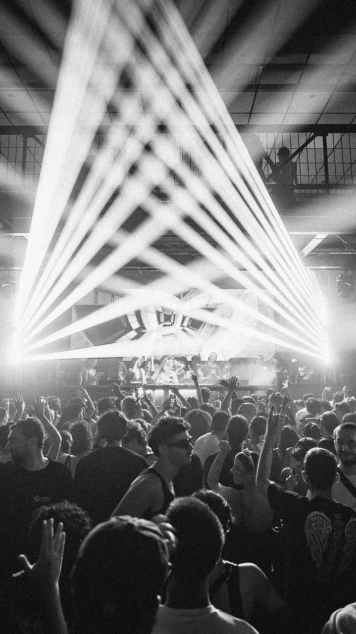 Ravers sotto il parco luci LED dell'Audiodrome