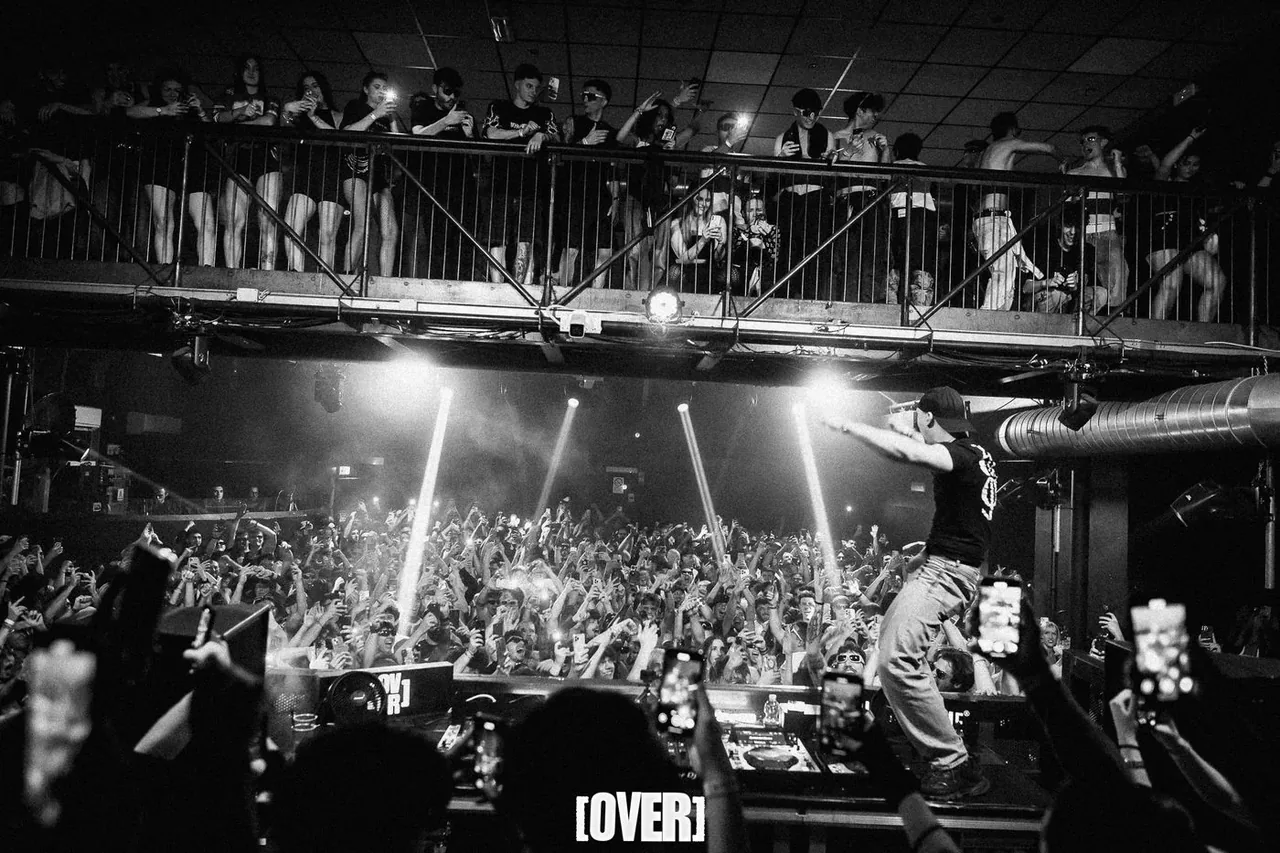 Energia della pista all'Audiodrome Alive Club
